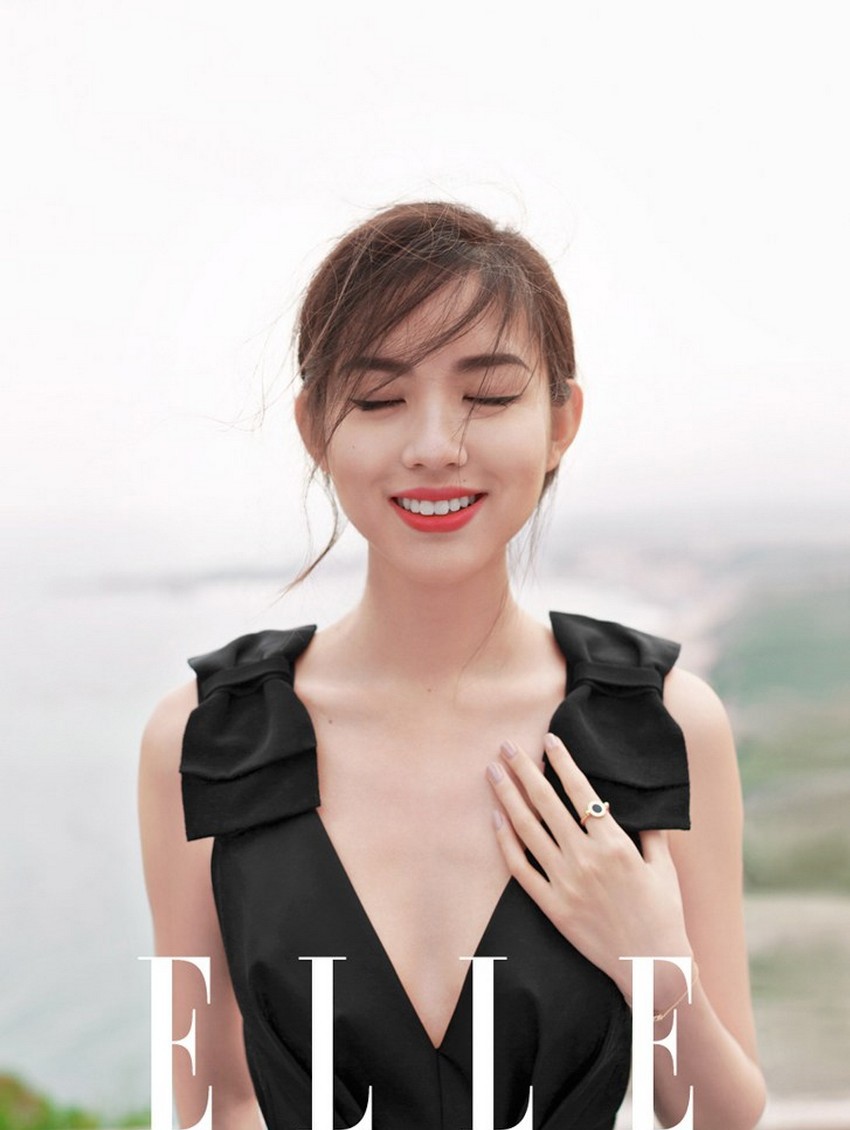 张梓琳身着简约白色长裙侧身凝望，窗外光影勾勒出优雅静谧的轮廓