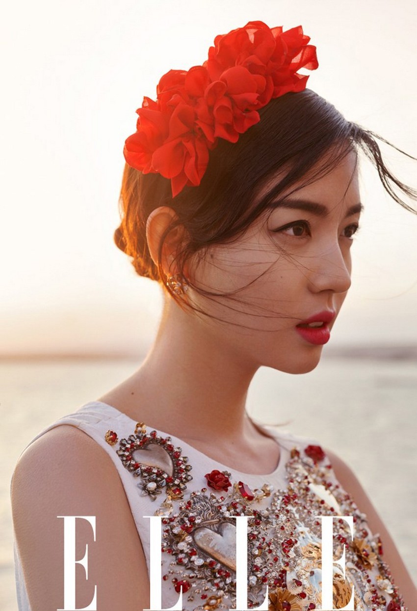 张梓琳复古造型置身柔和光影，仿佛从古典油画中翩然而至的佳人