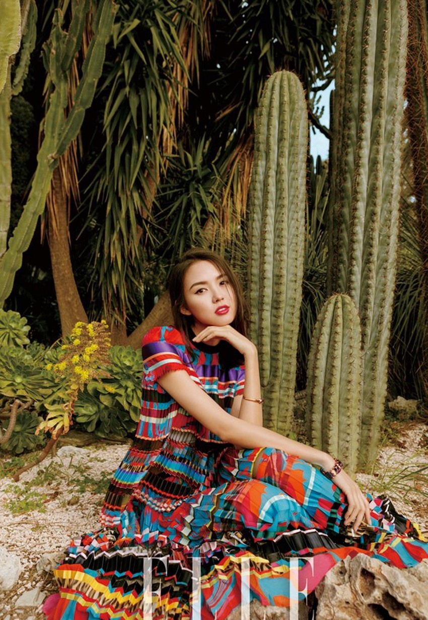 张梓琳诠释前卫时尚造型，眼神锐利姿态灵动展现摩登都市气场