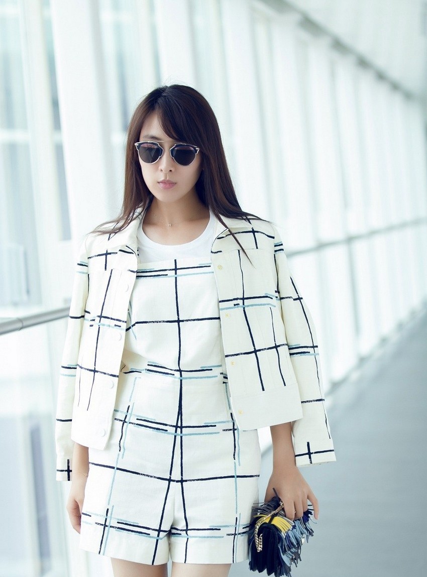 马苏回眸瞬间，黑色皮手套与大衣的硬朗质感，被她温柔的眼神完美中和