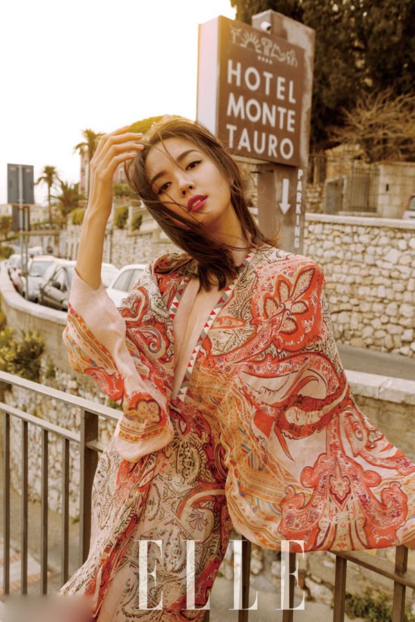 张梓琳倚靠地中海风格白色栏杆眺望远方侧颜温柔海风轻拂长发