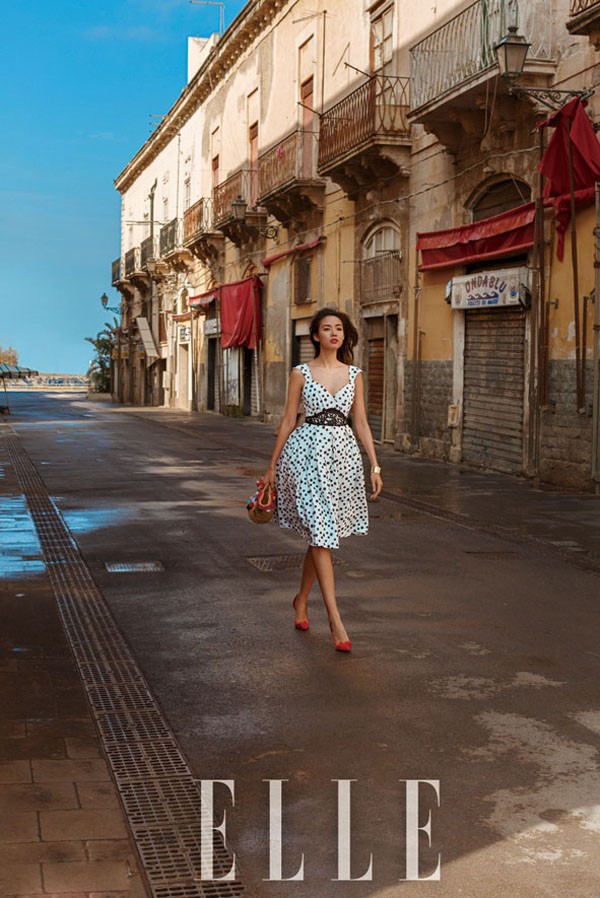 张梓琳在意大利广场中央优雅转身长裙展开完美弧度量身定制般贴合