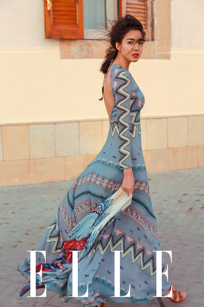 张梓琳背靠蔚蓝地中海面露宁静微笑仿佛与山海天地达成和谐共鸣