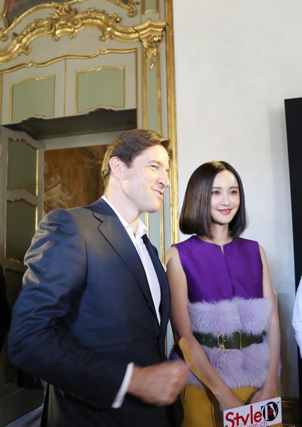 张歆艺以黑白造型伫立街头，短发被风吹乱，眼神坚定展现中性酷感