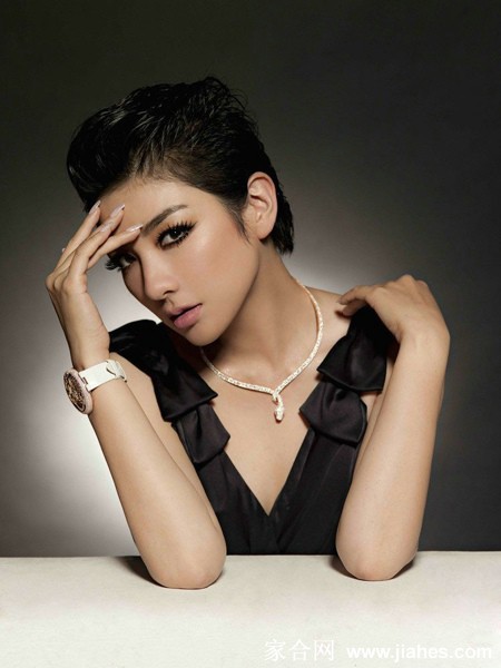 黄奕身披华美婚纱回眸浅笑幸福洋溢