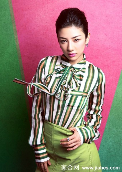 黄奕置身水墨画境裙袂飘飘展现东方韵味