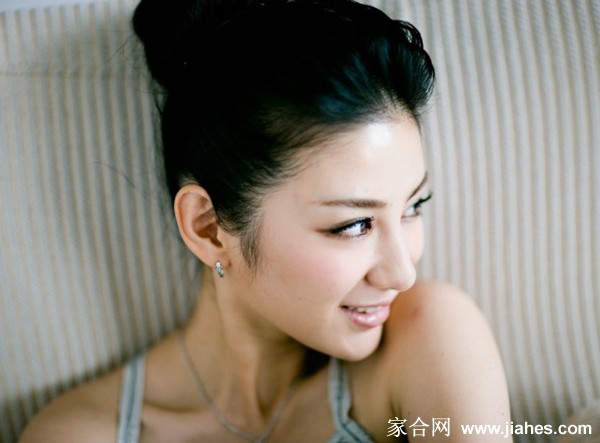 黄奕侧身立于光影中面容沉静气质高贵