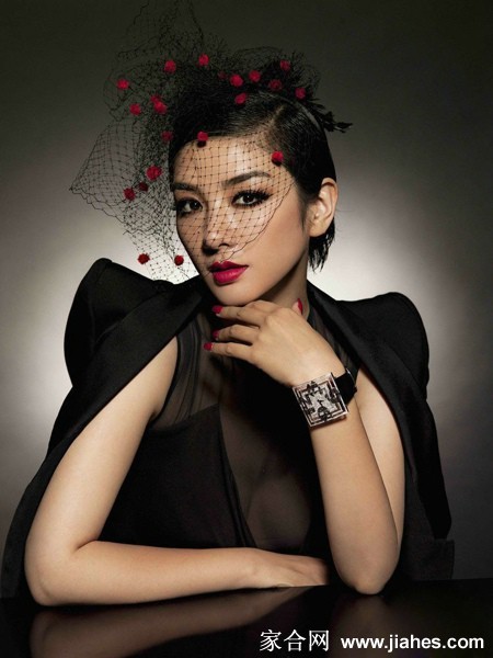 黄奕高挽发髻佩戴珍珠项链展现复古名媛风范