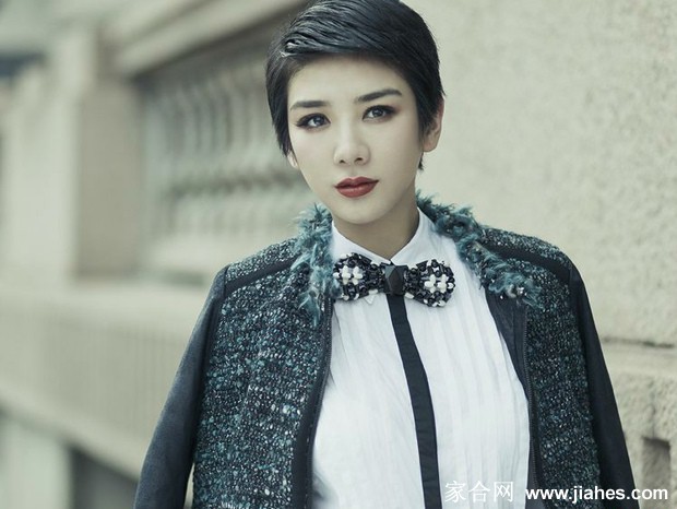 黄奕着抹胸裙装璀璨珠宝映衬自信笑容