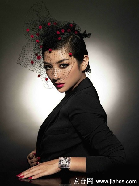 黄奕身着深色礼服凝视远方尽显从容大气