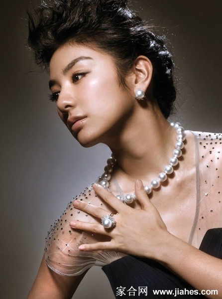 黄奕轻倚廊柱姿态慵懒散发迷人韵味