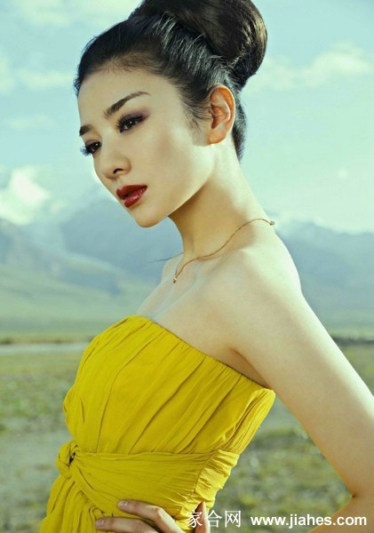 黄奕着精致礼服手抚帽檐演绎摩登时尚