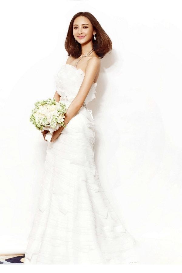 张歆艺披着头纱凝视远方，眼中充满幸福遐思