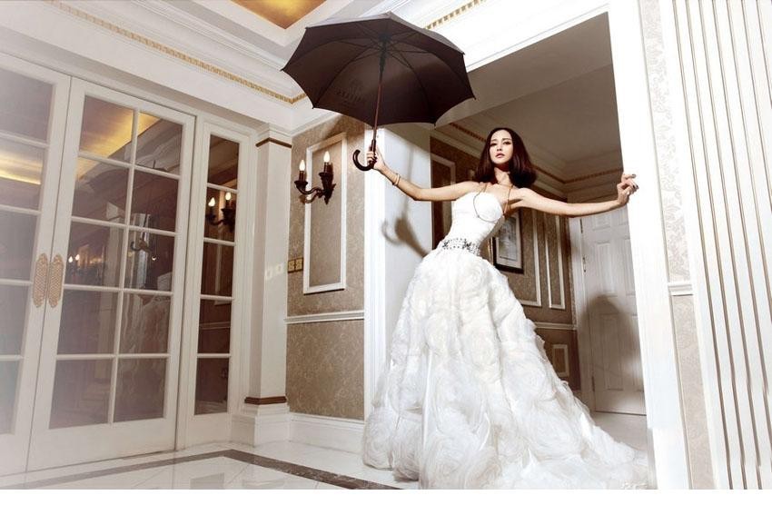 张歆艺身着蕾丝长袖婚纱，低头浅笑尽显温柔娴静