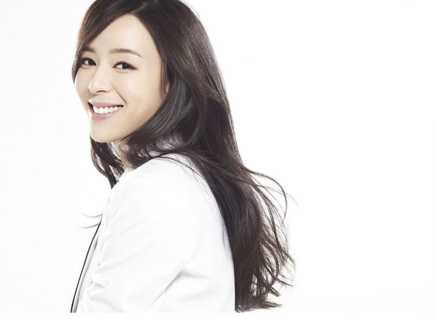 张静初身着简约服饰侧身浅笑 眼神澄澈如秋水映照午后阳光