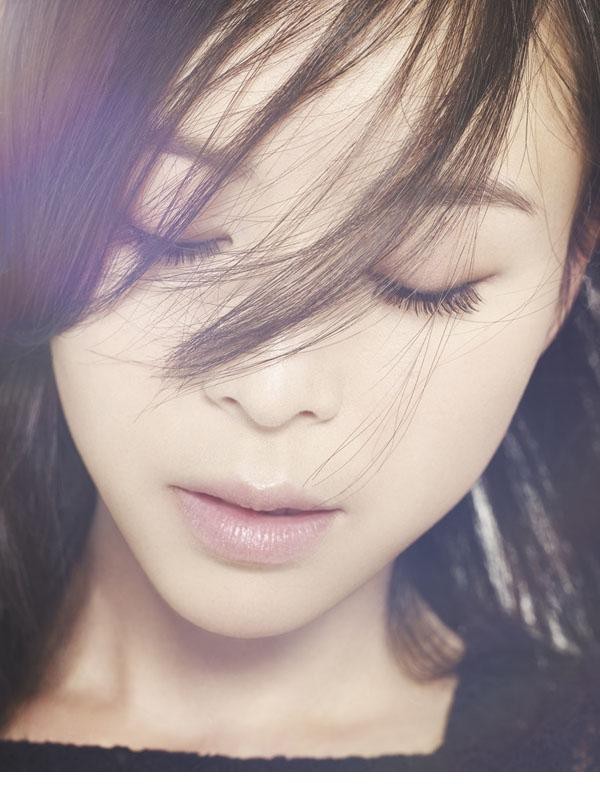 张静初回眸展露温婉笑颜 优雅身姿与柔和光影交织如诗