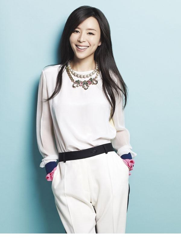 张静初置身浅色背景中散发静谧魅力 发丝轻拂更添灵动生机