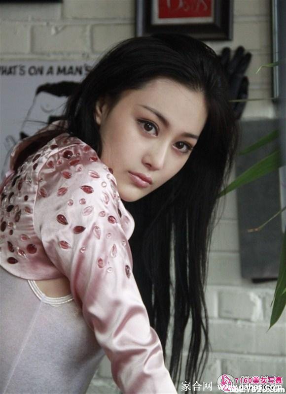 张馨予背影远去于悠长胡同中仿佛即将走入一幅怀旧的老照片