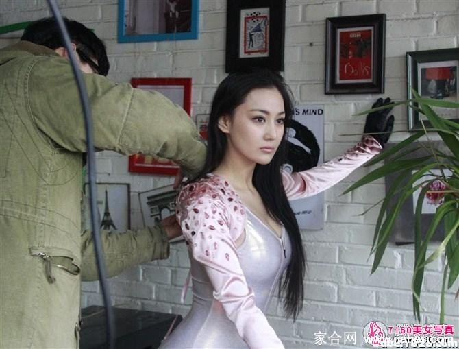 张馨予漫步于胡同树荫下阳光透过枝叶洒落一身斑驳光影