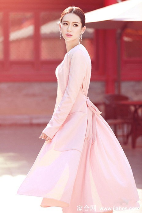 戚薇冷艳凝视镜头，黑色背景衬托出她精致的面部轮廓与坚定眼神