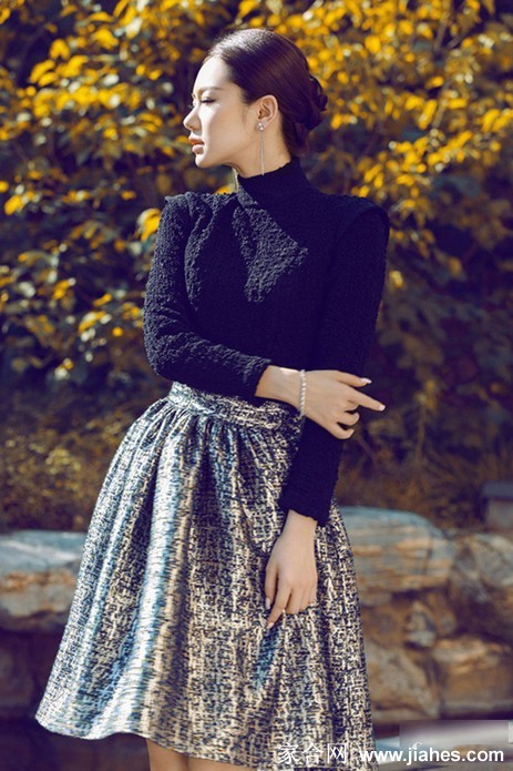 戚薇一袭长裙姿态从容，于光影交织中定格永恒优雅瞬间