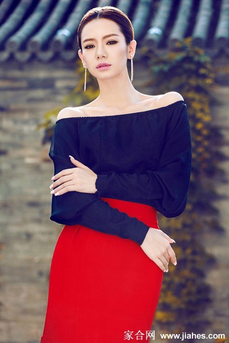 戚薇于柔和光线下展现静谧之美，细腻肌肤与柔和妆容尽显高级质感