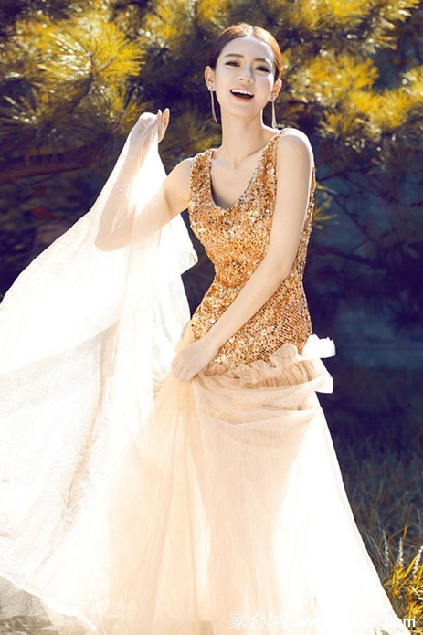 光影勾勒戚薇优雅侧颜，发丝轻拂更添神秘与温柔韵味