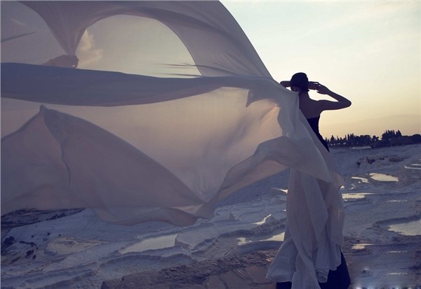 戚薇轻倚窗前，白纱裙摆如花瓣散落，午后微光洒落肩头勾勒出柔美剪影