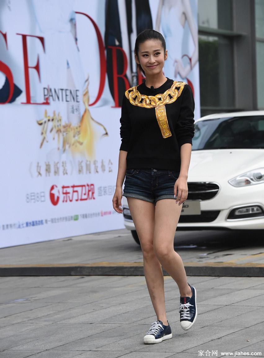 颖儿驻足街头眼神温柔望向镜头自然发丝轻抚脸颊