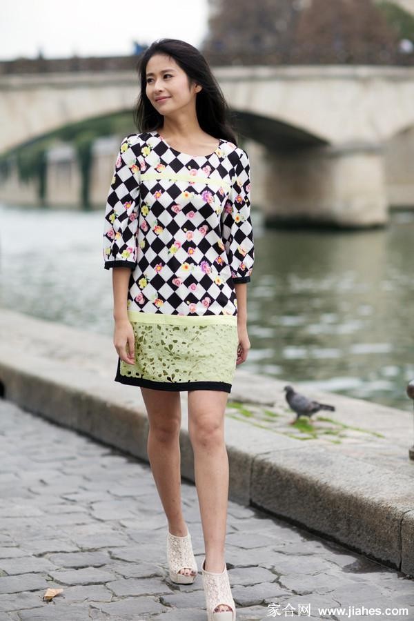 颖儿漫步于城市街道光影勾勒出高挑身形与自信步伐