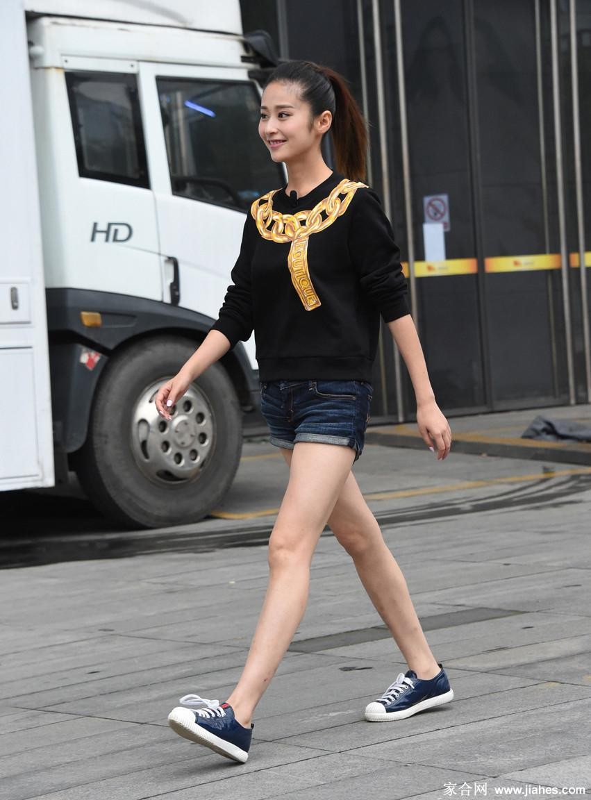 远景中的颖儿身姿挺拔于现代建筑背景下构成一幅时尚画报