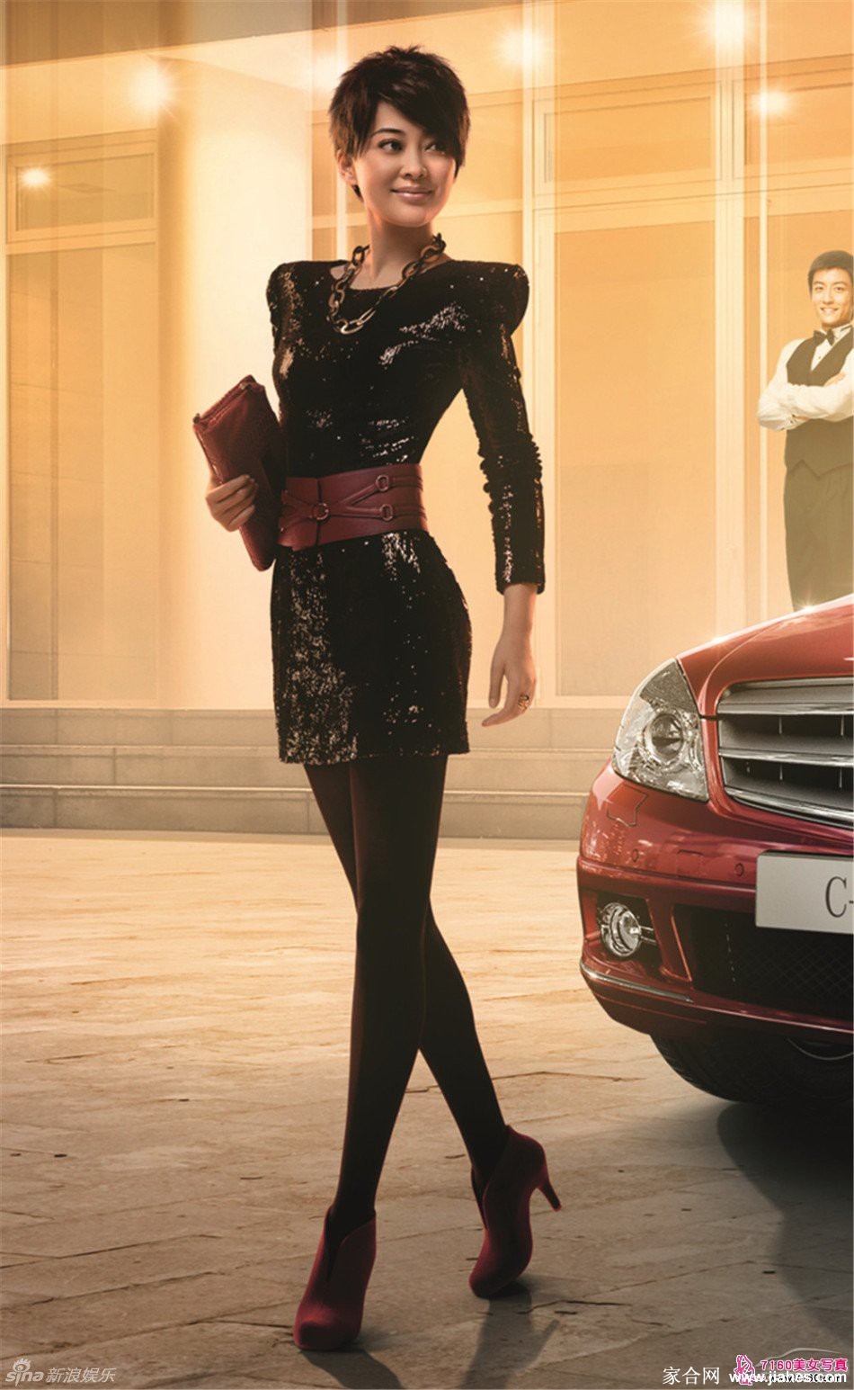 梅婷一袭白色西装立于窗前，自然光勾勒出清晰轮廓，自信笑容中透露出洒脱与干练