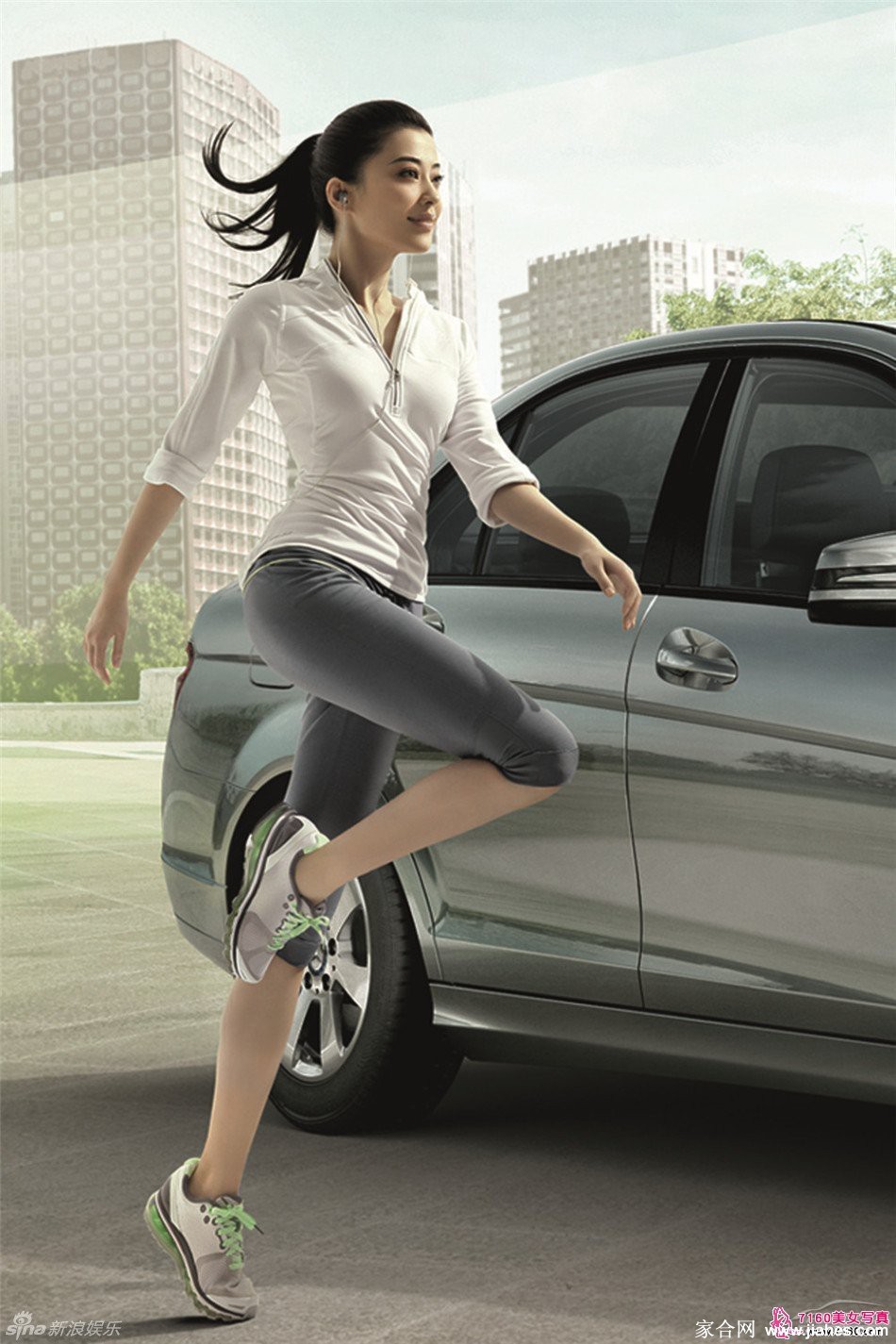 梅婷身穿丝质礼服倚靠沙发，姿态放松而优雅，柔和灯光下尽显恬静与成熟韵味