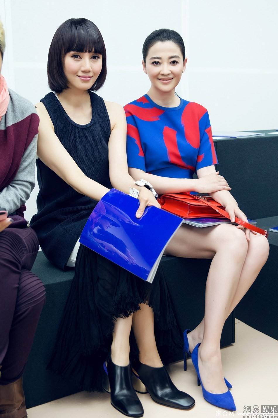 梅婷一袭蓝色修身短裙亮相现场，裙身红蓝线条勾勒出别致韵味，衬托出她白皙肌肤与自信笑容
