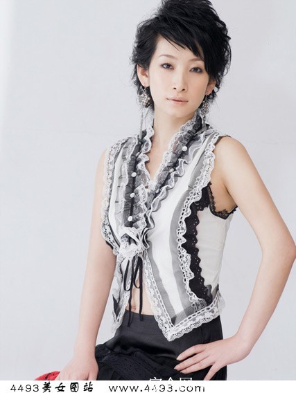 秦海璐一袭酒红色丝绒礼服，于复古光影中慵懒倚坐，眼眸低垂，指尖轻抚面颊，散发着宛如油画般的古典性感。