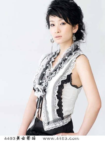 秦海璐身穿简约白色深V礼服立于镜前，身姿挺拔如天鹅，精致侧颜与锁骨线条在镜面折射中勾勒出纯净而致命的吸引力。