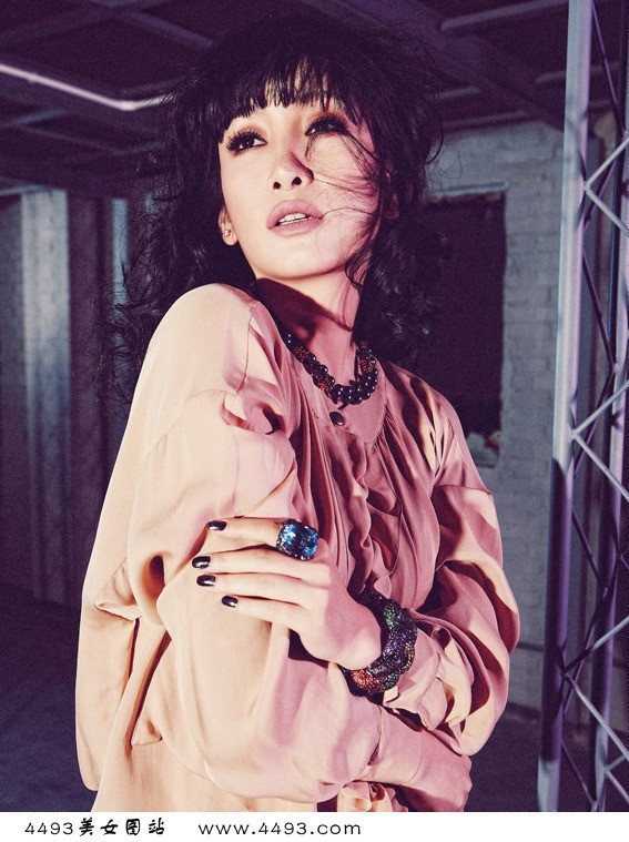 秦海璐身穿金色亮片鱼尾裙翩然起舞，裙摆飞扬如绽放的花朵，在旋转动态中捕捉到力量与柔美的完美结合，惊艳四座。