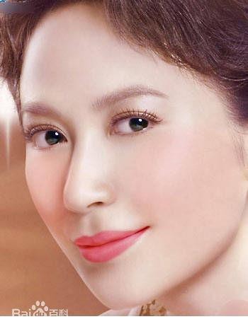 逆光下的剪影，俞飞鸿身姿绰约，如同古典画作中走出的诗意人物