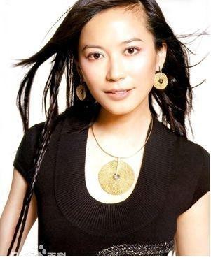 窗边凝思的俞飞鸿，侧颜轮廓精致如画，柔和光线勾勒出她沉静优雅的气质