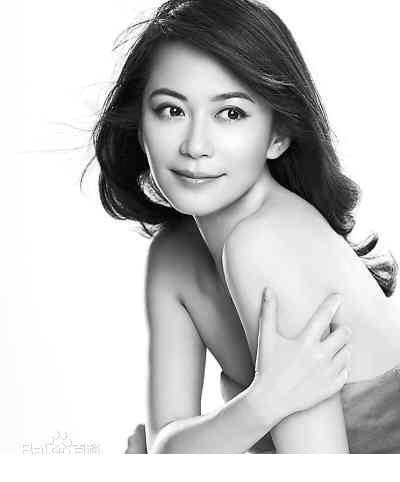 身着简约服饰的俞飞鸿展露从容浅笑，散发着温暖而宁静的亲和力