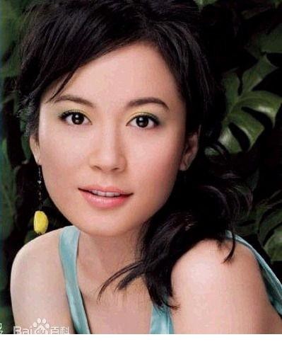 光影交错中俞飞鸿回眸瞬间，眼神深邃仿佛蕴藏着无尽的故事与智慧