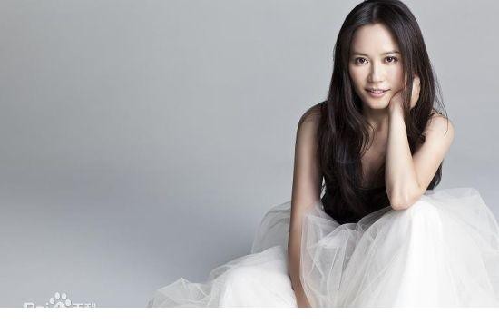 黑白滤镜中的俞飞鸿凝视镜头，经典影像传递出永恒的艺术美感与力量