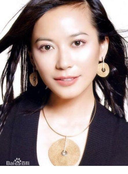 特写镜头下的俞飞鸿，肌肤质感细腻，一抹红唇点缀出经典永恒的魅力