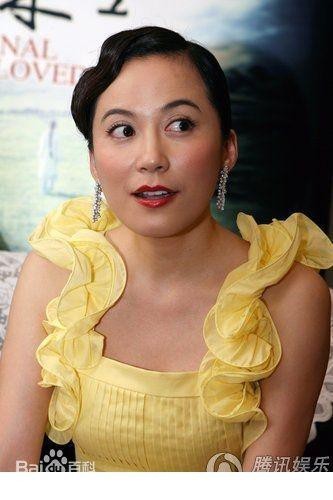 简约背景下俞飞鸿的全身照，仪态大方，尽显高挑身材与卓越气质