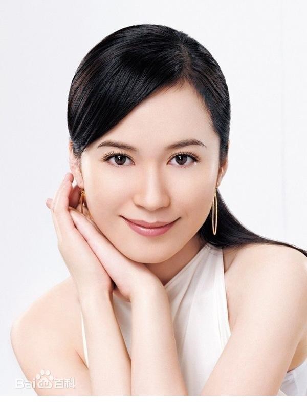 近距离捕捉俞飞鸿的温暖笑意，眼角细微纹路见证智慧与阅历的沉淀