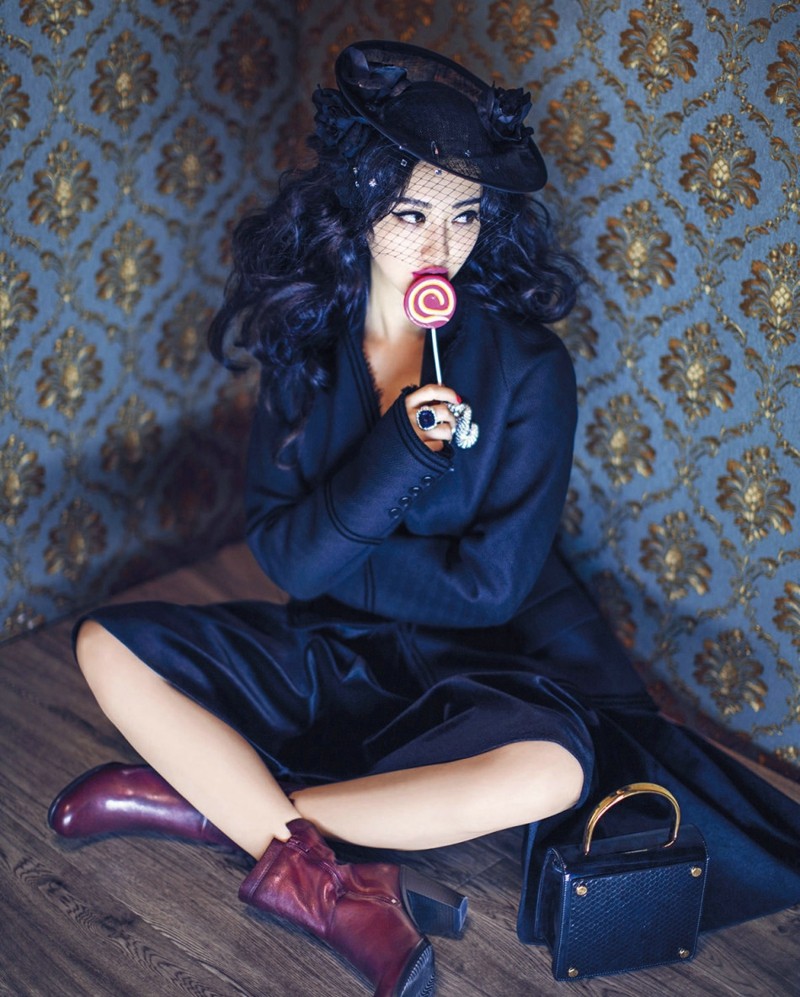 景甜身穿墨绿色刺绣长裙侧身凝视窗外，柔和的自然光勾勒出她优雅的侧脸与精致的锁骨线条，宛如沉思中的贵族小姐