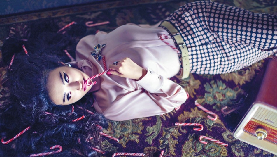 景甜身着银白色闪钻吊带长裙，站在落地窗前，阳光洒落肩头，她展露出灿烂笑容，瞬间点亮整个画面