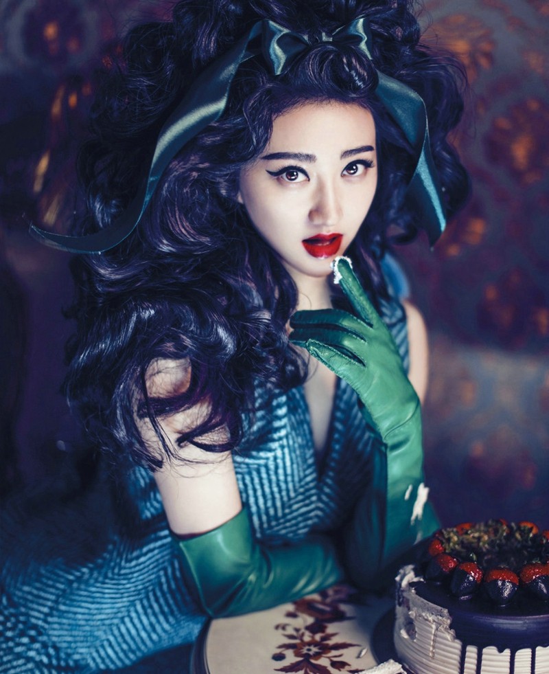 景甜以复古手推波浪发型示人，身着黑色蕾丝礼服，在朦胧光影中回眸，尽显成熟妩媚与复古风情