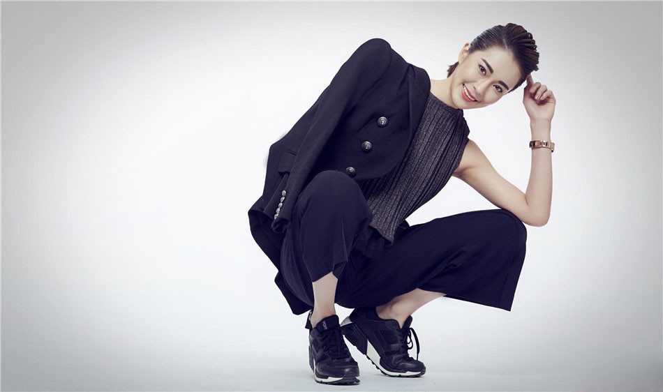胡然以利落背头造型亮相，身着挺括黑色外套，凝视镜头散发强大气场，展现女王般冷艳与自信
