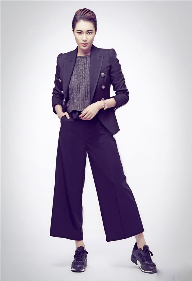 胡然身着深色西装侧身回眸，眼神深邃而坚定，窗外光影勾勒出她优雅的侧脸线条与洒脱气质